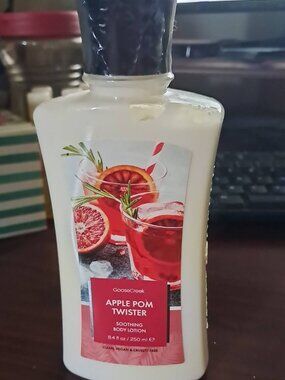 GooseCreek Apple Pom Twister